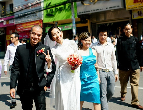 Kim Hiền và DJ Phong hạnh phúc trong ngày cưới. (Ảnh: VNexpress)