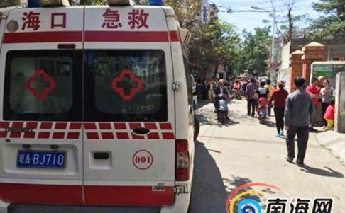 Xe cứu thương tại hiện trường ở trường tiểu học Hải Khẩu. Ảnh: CNS
