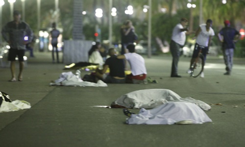 
Những thi thể được phủ trong vải trắng tại hiện trường vụ thảm sát bằng xe tải ở thành phố Nice, Pháp. Ảnh: Reuters
