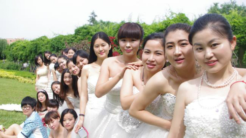 
Nhiều gái ế Trung Quốc bỏ ra hàng nghìn đô la để thuê một người bạn trai giả về ra mắt gia đình vào dịp Tết. Ảnh: News.
