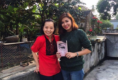 Mai Dung (bên trái) chụp cùng với MC Hoàng Linh.
