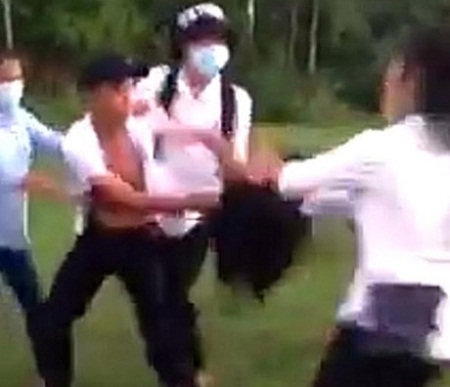 Nam sinh và nữ sinh ở Huế đánh nhau trong tiếng reo hò của các bạn học và quay clip.