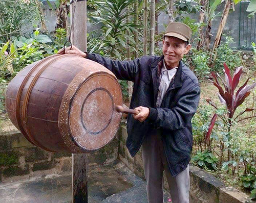 Tiếng trống đều đặn vang lên vào lúc 19h hàng ngày tại 9 thôn của xã Kỳ Sơn. Ảnh: Đức Hùng