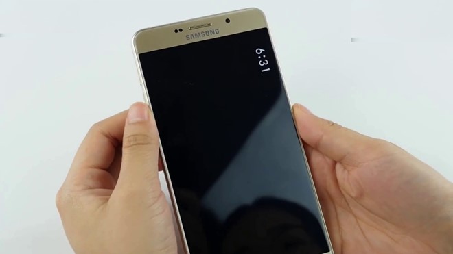 
Galaxy A9 Pro có dáng đẹp, pin khủng và RAM dung lượng lớn. Ảnh: CL Gadget.
