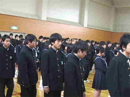 Học sinh Nhật Bản xếp hàng nghe thầy hiệu trưởng phát biểu vào sáng thứ hai đầu tuần.