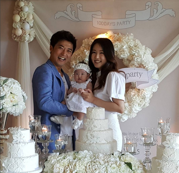 
Nam diễn viên Ahn Jae Wook và vợ trong tiệc 100 ngày của con gái.

