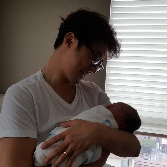 Ahn Jae Wook khoe con gái mới sinh trên trang cá nhân.