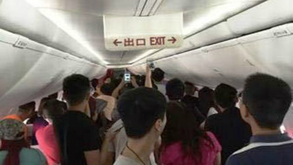 Cảnh hỗn loạn trên máy bay của Hainan Airlines. Ảnh: SCMP