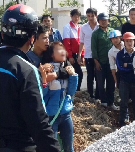 
Nh&igrave;n con dao sắc lẹm, v&agrave; th&aacute;i độ hung hăng của Cường, kh&ocirc;ng ai d&aacute;m manh động. Ảnh: Vietnamnet.
