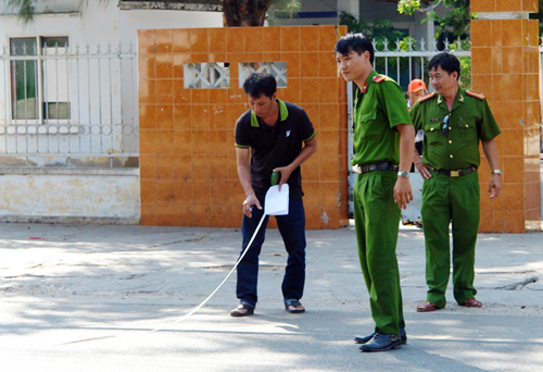 Cảnh s&aacute;t kh&aacute;m nghiệm hiện trường vụ &aacute;n mạng trước cổng trường. Ảnh: Tư Huynh