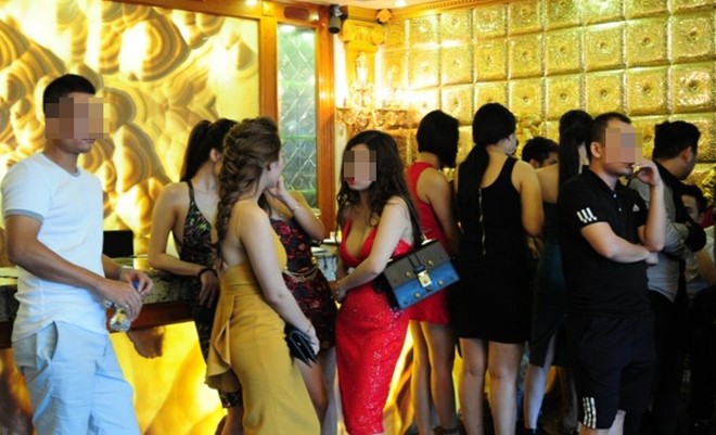 Nhiều người bị tạm giữ tại quán karaoke Ruby. Ảnh: An ninh Hải Phòng.