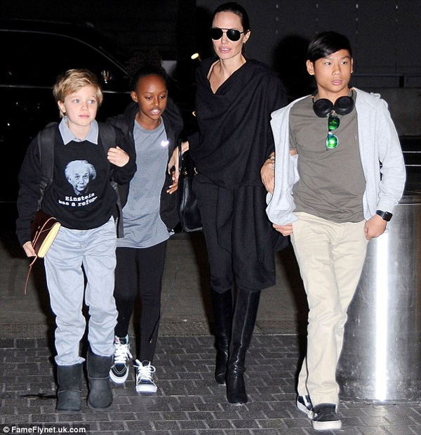 
Hôm qua (8/3), đưa các nhóc tì Shiloh, con gái Zahara và cậu con trai gốc Việt - Pax Thiên tới sân bay Los Angeles.
