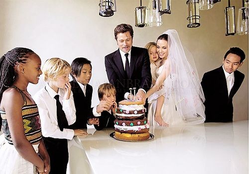 Gia đình Jolie - Pitt trong tiệc cưới của cặp đôi tại Pháp năm 2014. Ảnh: Vogue