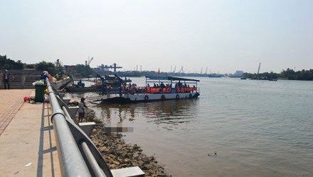 
Thi thể nạn nh&acirc;n được k&eacute;o v&agrave;o gần bến ph&agrave; B&igrave;nh Quới.
