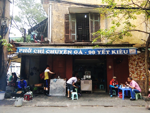 “Một phần là hương vị phở vẫn vẹn nguyên như ngày xưa, một phần là nơi gắn bó suốt thời tuổi thơ nên đến giờ tôi vẫn thường xuyên đến quán và dắt theo cả con của mình”, anh Bách nói. Ảnh: Phong Vinh