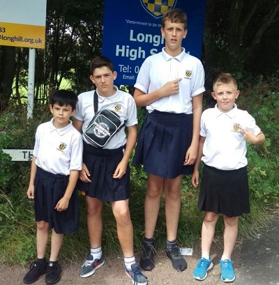 
4 nam sinh diện váy tới trường trong hai ngày liên tiếp để phản đối quy định mặc quần dài vào những ngày trời nóng. Ảnh: BBC
