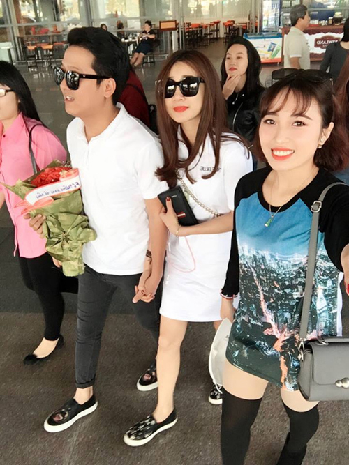 Giữa bão dư luận, Trường Giang công khai hình ảnh nắm tay bạn gái ở sân bay.