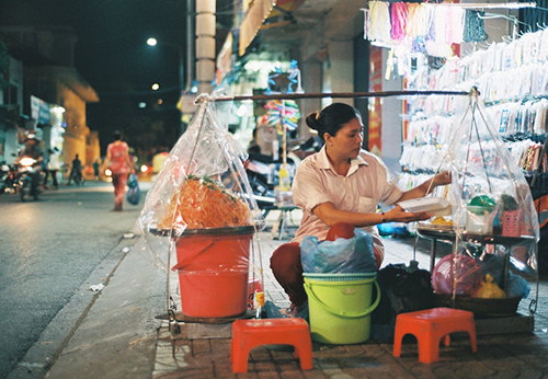 Bạn sẽ dễ dàng bắt gặp một nơi bán gỏi tôm trứng ở khắp nơi trong trung tâm thành phố Cần Thơ. Ảnh: Phong Vinh