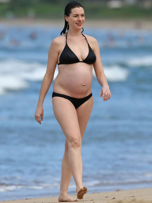 
Anne Hathaway khi đi tắm biển Hawaii vào tháng 1.
