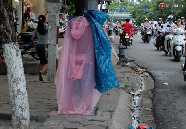 Thông tin áo mưa 10 nghìn chứa chì, làm tổn thương đến não khiến nhiều người xôn xao.