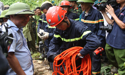 Hàng trăm người thuộc nhiều lực lượng đang nỗ lực giải cứu nhóm phu vàng ở hang Nước. Ảnh: Lê Hoàng.