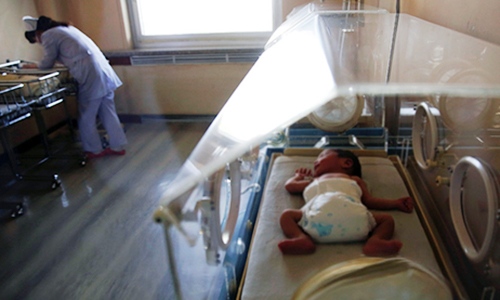 
Một trẻ sơ sinh tại bệnh viện. Ảnh minh họa: Emirates247

