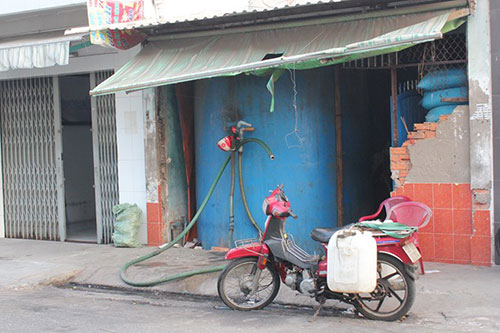 Một hàng bán nước biển tự nhiên trên đường Tôn Thất Thuyết, quận 4. Mỗi tuần cửa hàng bán hơn 300 m3 nước biển. Ảnh: Zen Nguyễn. 