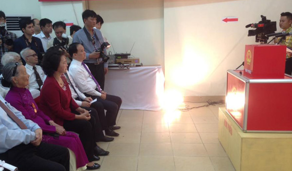 Chủ tịch Quốc hội Nguyễn Thị Kim Ngân là một trong số cử tri có mặt sớm nhất tại điểm bỏ phiếu phường Vĩnh Phúc, quận Ba Đình, nơi bà cư trú. Ảnh: Giang Huy.