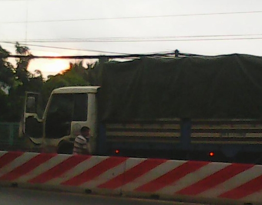 Bất chấp người dân la ó, tài xế xe tải BKS 54T - 1590 cứ đái bậy giữa đường