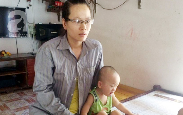 
Chị Đồng Thị Hiền không khỏi xúc động khi con trai vừa trở về từ bàn tay 2 kẻ bắt cóc.
