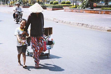 Tâm cùng bà ngoại đi bán vé số, kéo theo chiếc xe nôi của bé Thanh Thảo.