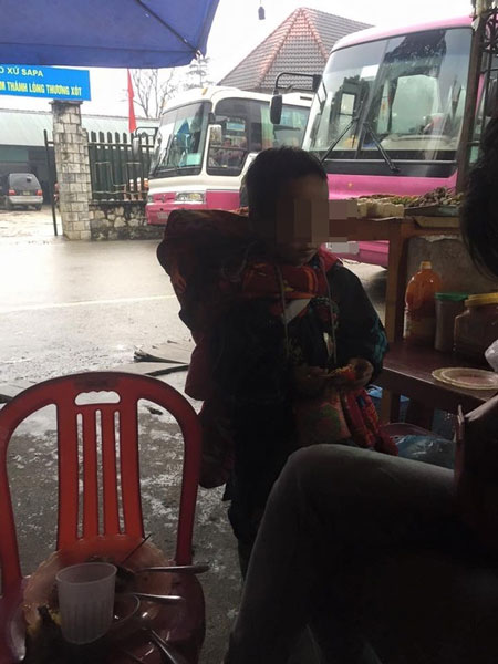 Nhiều trẻ nhỏ bị ch&iacute;nh bố mẹ của m&igrave;nh hướng dẫn đi ăn xin người đi đường. (Ảnh: Trịnh Văn Huy)
