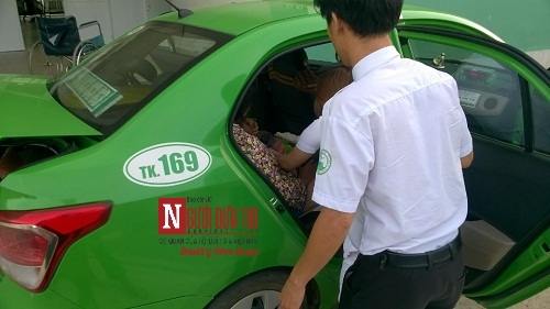 Các y tá đang đưa cháu bé và chị Tiên rời xe taxi để nhập viện sau khi tài xế Nhựt thực hiện ca đỡ đẻ trên xe