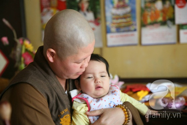 Cháu bé đang được nhà chùa chăm sóc.