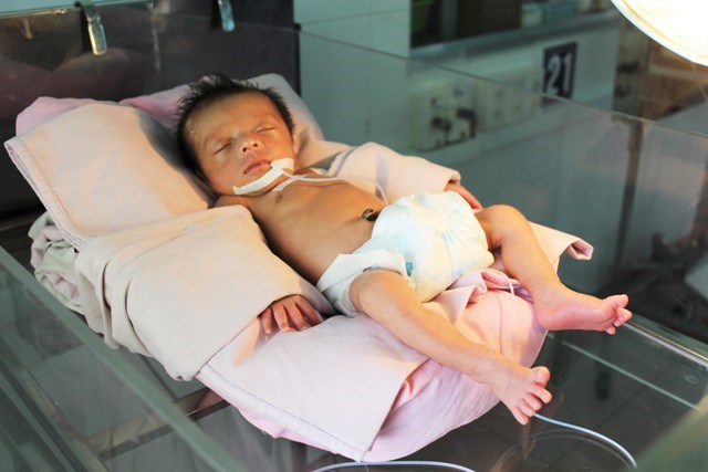 Cháu bé sơ sinh bị bỏ rơi hiện đang được chăm sóc tại Bệnh viện đa khoa Đồng Tháp