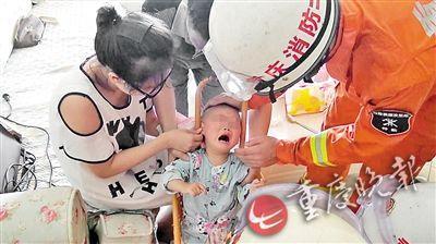 
Đội cứu hộ đến giải cứu đứa trẻ bị mắc kẹt.

