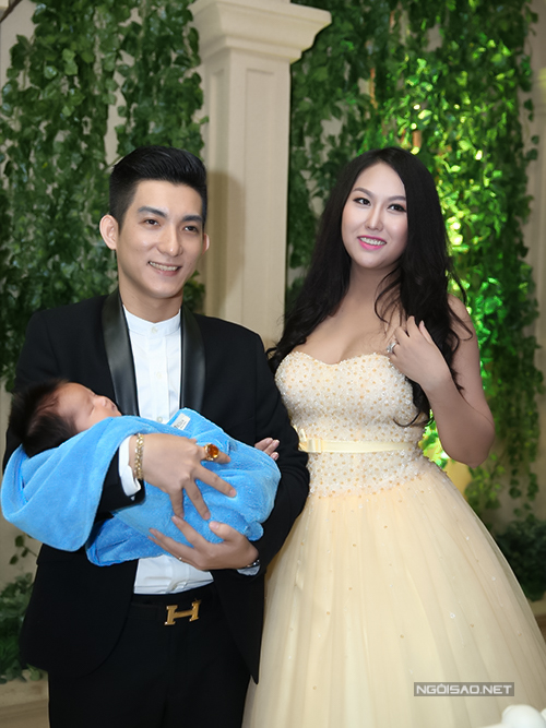 
Vợ chồng Phi Thanh Vân lần đầu cho bé Nguyễn Tấn Đức lộ diện ở nơi đông người.
