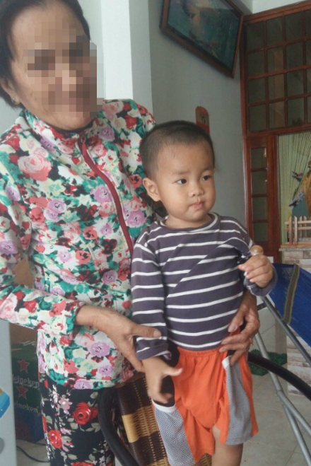 Đứa trẻ tr&ecirc;n hiện đang ở tại nh&agrave; b&agrave; B&egrave;o.