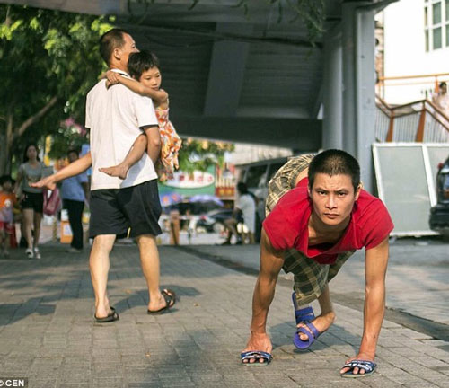 
&Ocirc;ng bố b&ograve; l&ecirc; khắp nơi t&igrave;m con trai thất lạc. Ảnh: reporterindia.
