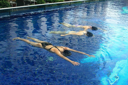 
Tập thả nổi khi học bơi. (Ảnh: E- Bơi).
