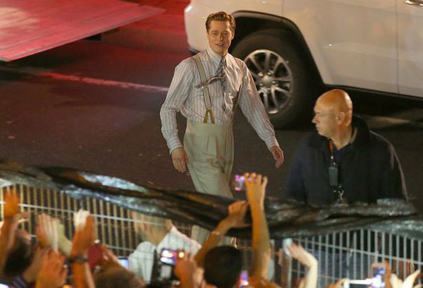 
Tại trường quay phim Allied ở Gran Canaria, Tây Ban Nha cuối tuần qua, đám đông người hâm mộ tụ tập bên ngoài hàng rào để được trông thấy ngôi sao Hollywood Brad Pitt.
