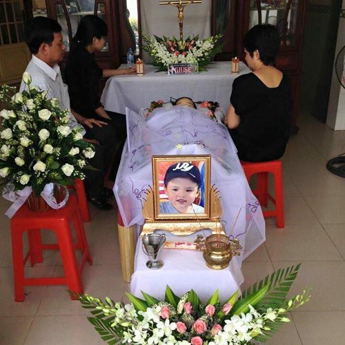 
Đám tang của bé trai 3 tuổi diễn ra lặng lẽ trong nước mắt. Ảnh: FB Quỳnh Meo Meo
