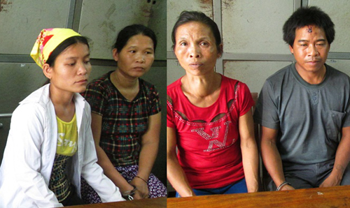 Lương Mẹ Khăm (áo trắng, ngoài cùng bên trái) và 3 nghi can tại cơ quan điều tra. Ảnh: Lữ Phú.