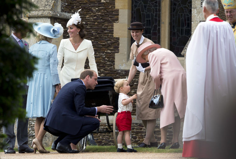 
Hình ảnh Hoàng tử William ngồi xuống nói chuyện với con trong Lễ rửa tội của cô công chúa nhỏ Charlotte…
