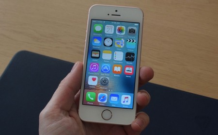 
iPhone SE có kiểu dáng bên ngoài không hề khác biệt so với iPhone 5S
