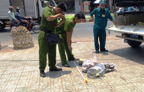 
Cảnh sát gom trang phục của hai nữ sinh bị cháy xem, truy tìm kẻ gây án. Ảnh: Hải Hiếu.
