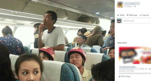 Đôi vợ chồng đội mũ bảo hiểm hồng trên máy bay thu hút sự chú ý của nhiều người.