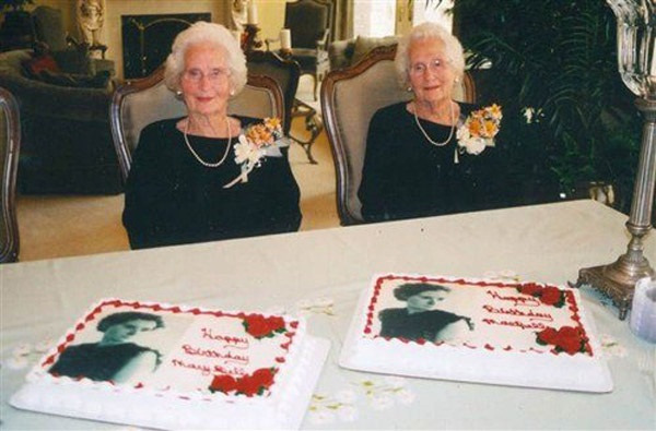 
Mary Belle Roach và Mae Belle Powell là cặp chị em sinh đôi chưa từng rời xa nhau ngày nào.
