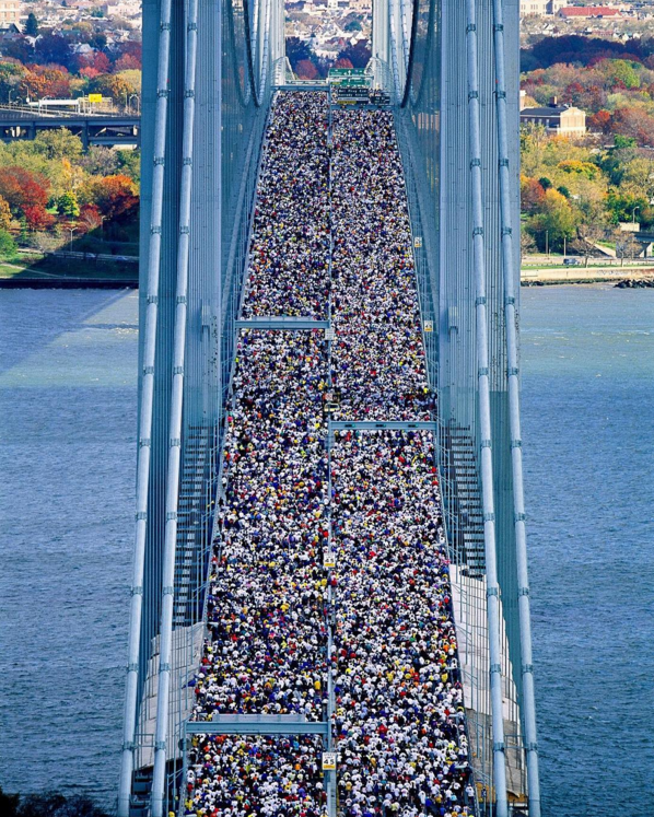 
Bức ảnh được chụp vào tháng 11 năm ngoái cho thấy hàng chục nghìn người cùng chạy qua cây cầu Verrazano-Narrows.
