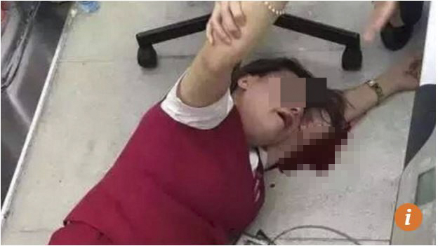 
Nữ nhân viên sân bay bị đánh rất mạnh bằng một tấm kim loại vào đầu.
